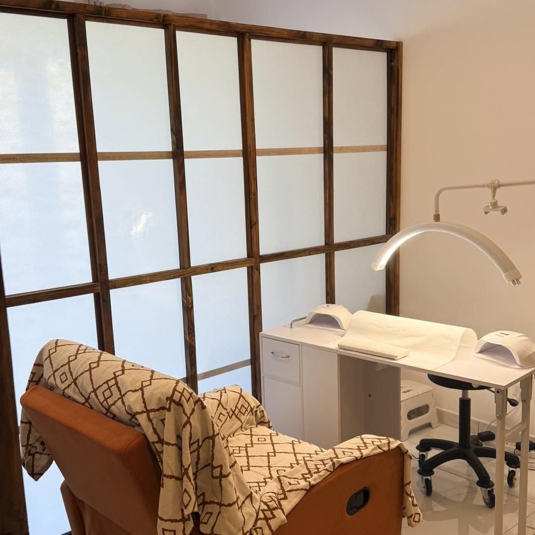 Cabine de soin d'Auréva : cloisons shoji en bois, fauteuil, lampe loupe